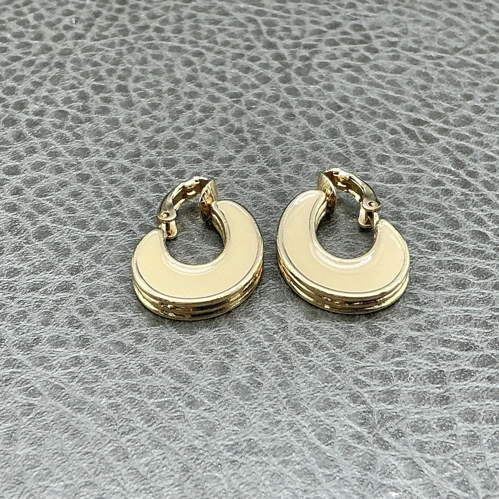 Avon Gold Tone Enamel Hoop Earrings Reversible‎ Brown Cream Clip On Small Huggie